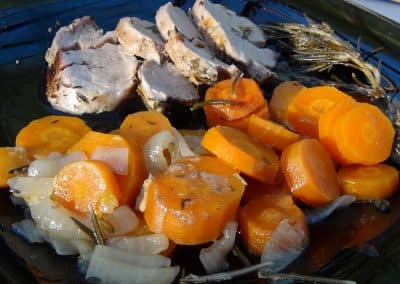 Assiette de rôtis de porc at carottes aux oignons