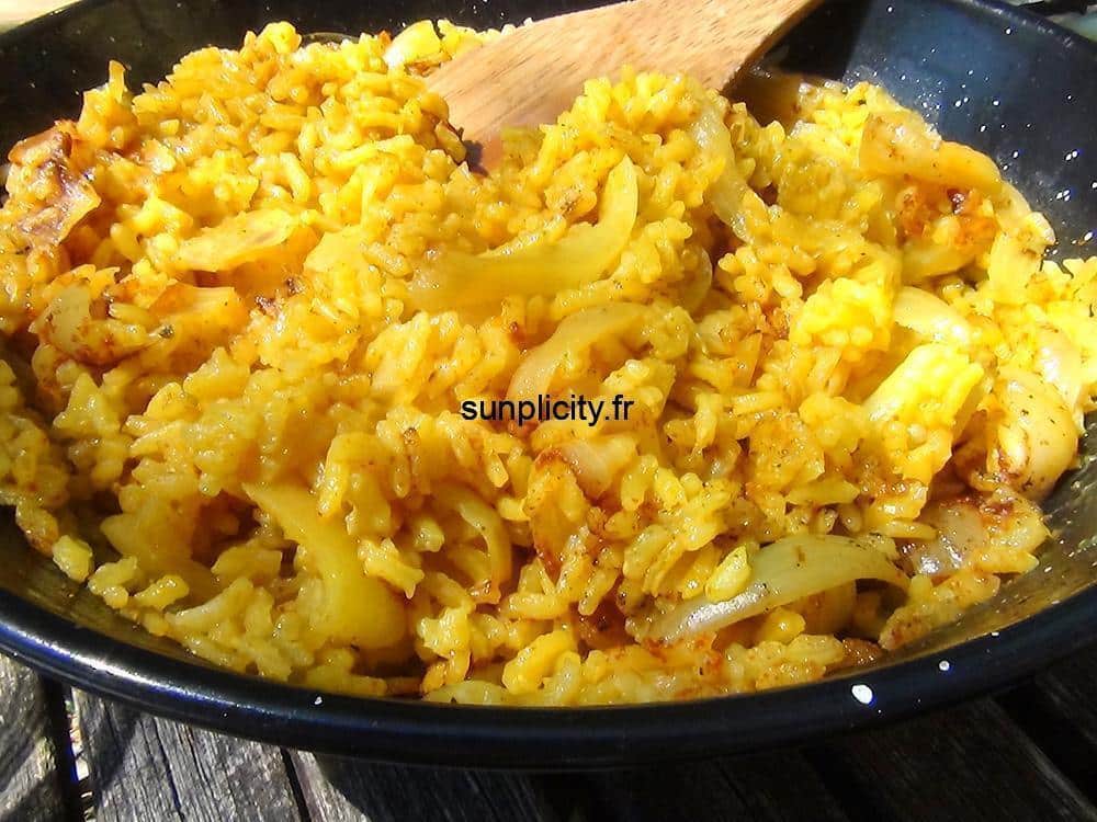 Plat de riz épicé aux oignons