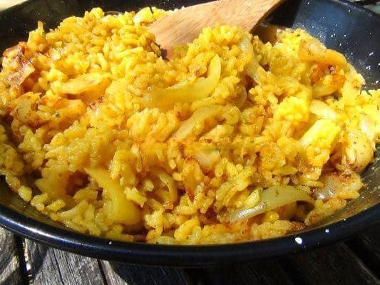 Plat de riz épicé aux oignons