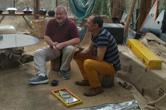 Luther Krueger rend visite à Alain Bivas pour parler de cuisine solaire