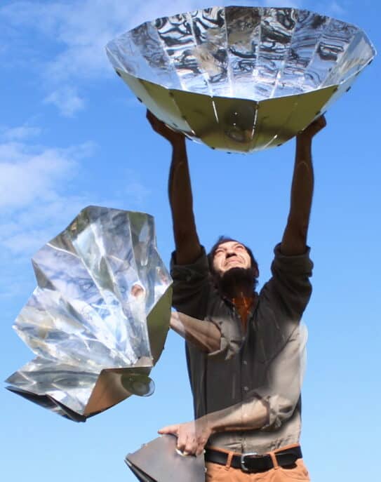 Sur cette photographie en trois temps, Alain Bivas démontre la facilité avec laquelle la parabole du four solaire SUNplicity s'ouvre. Pas besoin d'être bricoleur pour cuisiner avec le soleil.