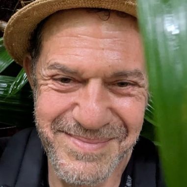 Portrait d'Alain Bivas, inventeur du four solaire SUNplicity, médaille d'or au concours Lépine.