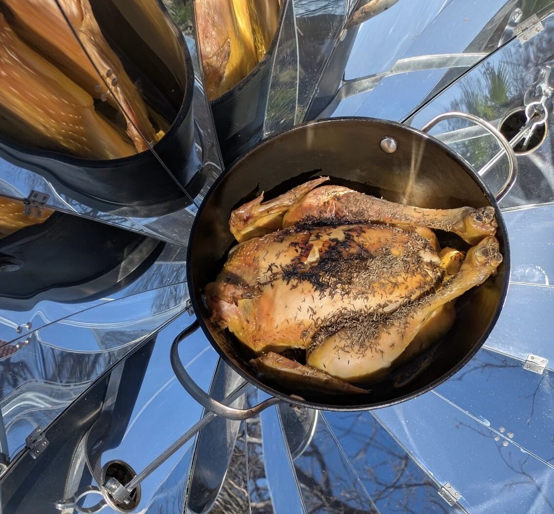 Photographie d'un poulet cuit à point ave le four solaire SUNplicity. Grâce à la parabole profonde, la viande est juteuse et la peau dorée à souhait. La cuisson solaire, le plaisir de redécouvrir le vrai goût des bonnes choses.